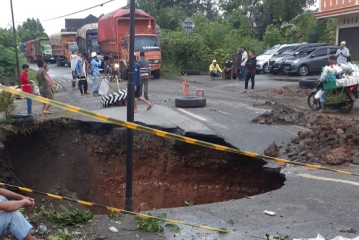 Jalan Nyaris Putus, Kendaraan Besar Dialihkan Lewat Prabumulih