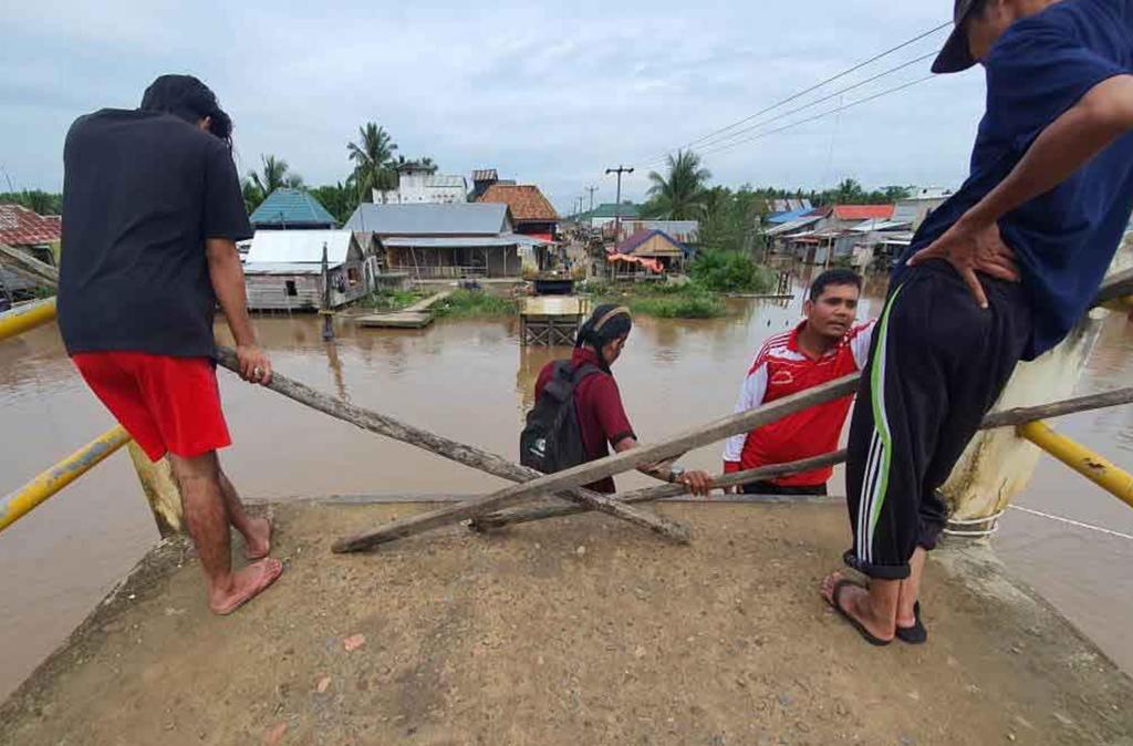 Ditabrak Ponton, Jembatan Penghubung Antar Desa Roboh