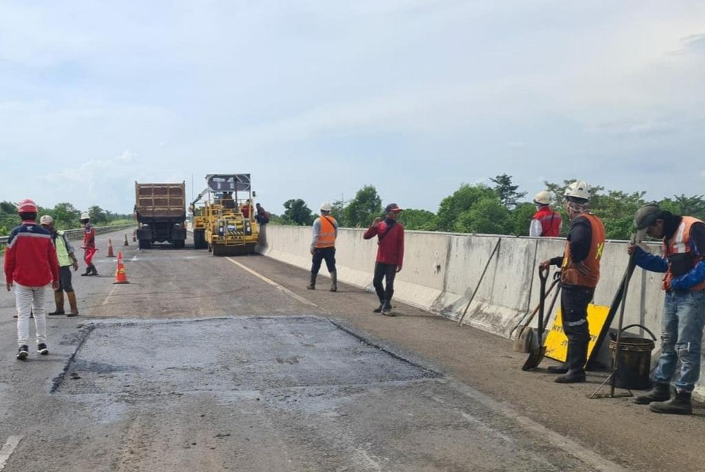 Pengelola Tol Kayuagung-Palembang Tambal Jalan Berlubang