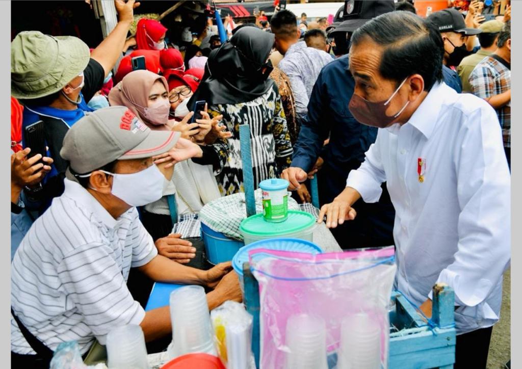 Di Pasar Tanjung Enim, Presiden Jokowi Belanja Cabai 2 Kg