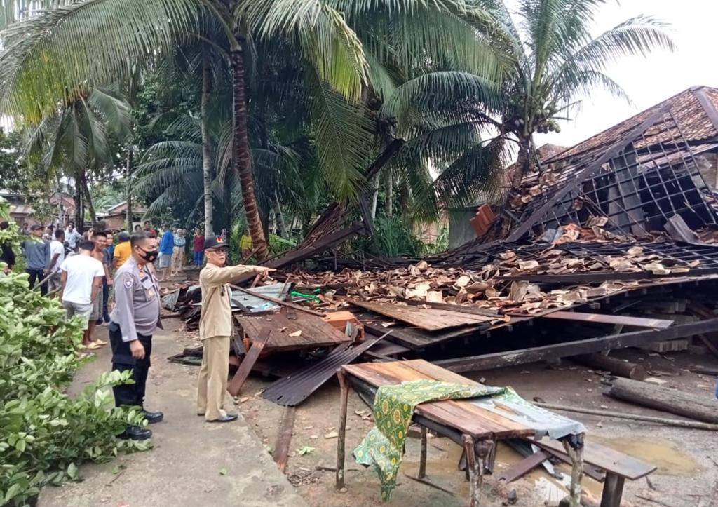 Angin Puting Beliung Luluh Lantakkan Puluhan Rumah Warga