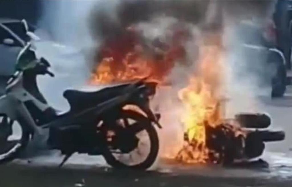 Tak Terima Ditilang, Pria Ini Bakar Motor Sendiri