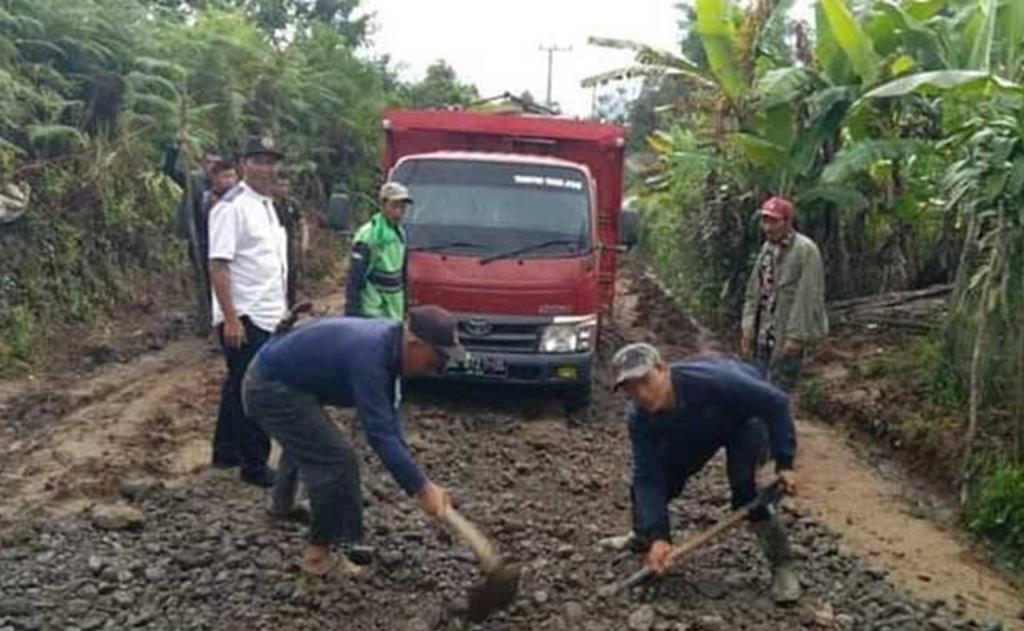 Jalan Rusak Penghubung Tiga Desa Diperbaiki Secara Swadaya