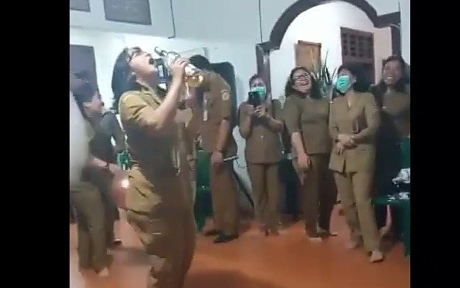 Video Viral PNS Wanita Berjoget Sambil Memegang Botol Miras, Ternyata Acara Ultah Pejabat