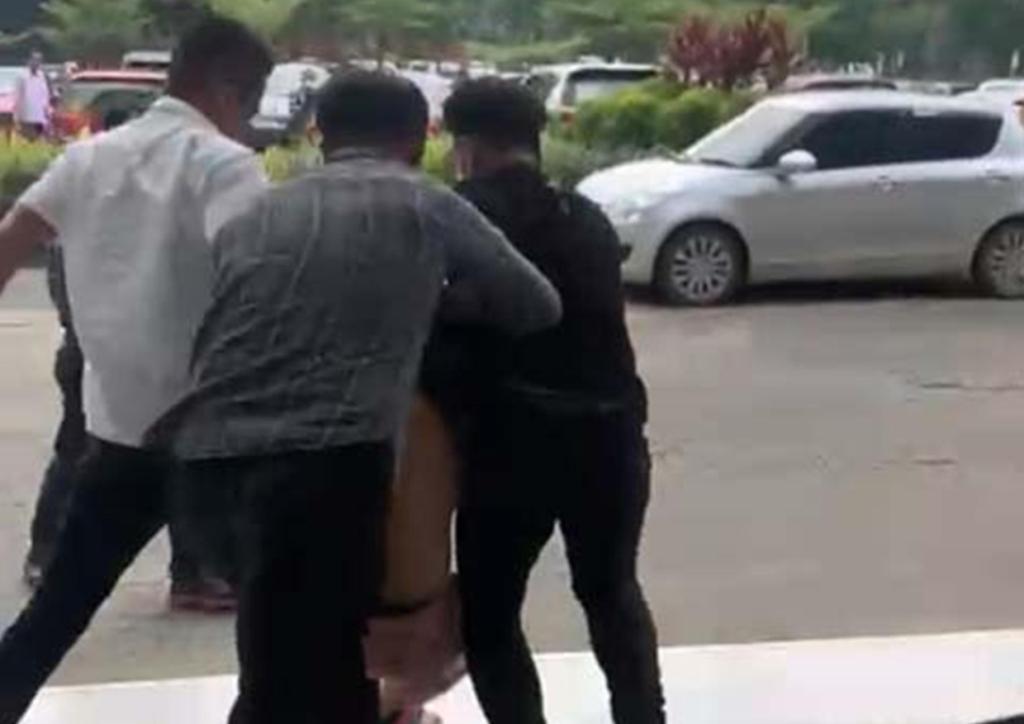 Viral, Pria Ditarik Paksa Keluar Mal, Ternyata Korban Seorang Anggota Polisi