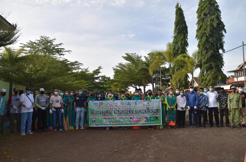 Bersih-bersih di Lingkungan SD-SMP Lematang Lestari