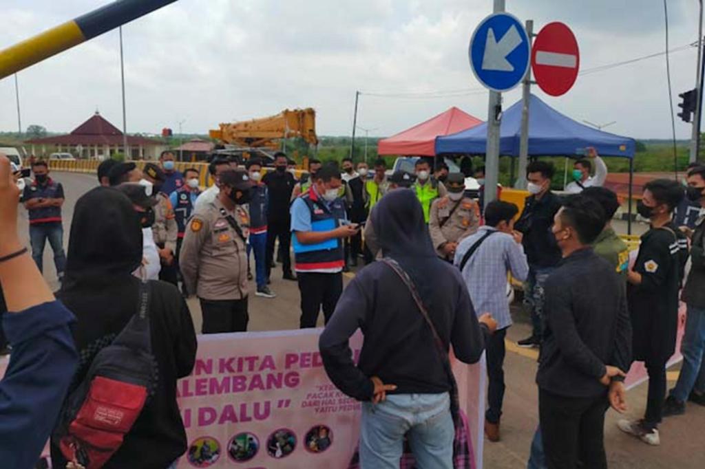 Mahasiswa Gelar Unjuk Rasa Tuntut Perbaikan Jalan Tol