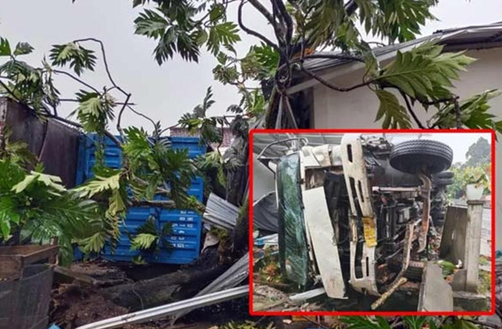 Diduga Rem Blong, Truk Angkutan Batu Bara Tabrak Rumah Warga