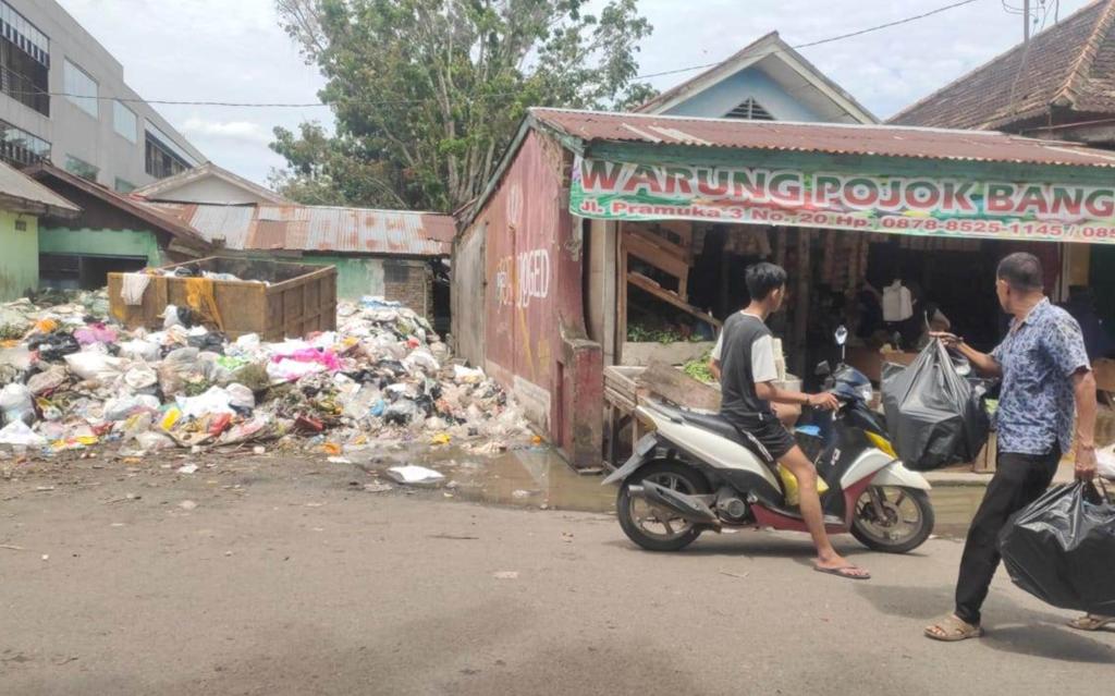 Tumpukan Sampah Tak Seindah Tugu Adipura, Timbulkan Bau Menyengat dan Belatung