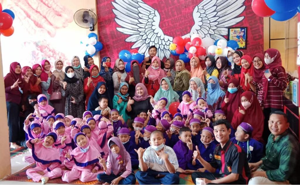 TK dan Playgroup Al Azzhar Gelar Kunjungan Kegiatan Belajar Bersama Rocket Chicken