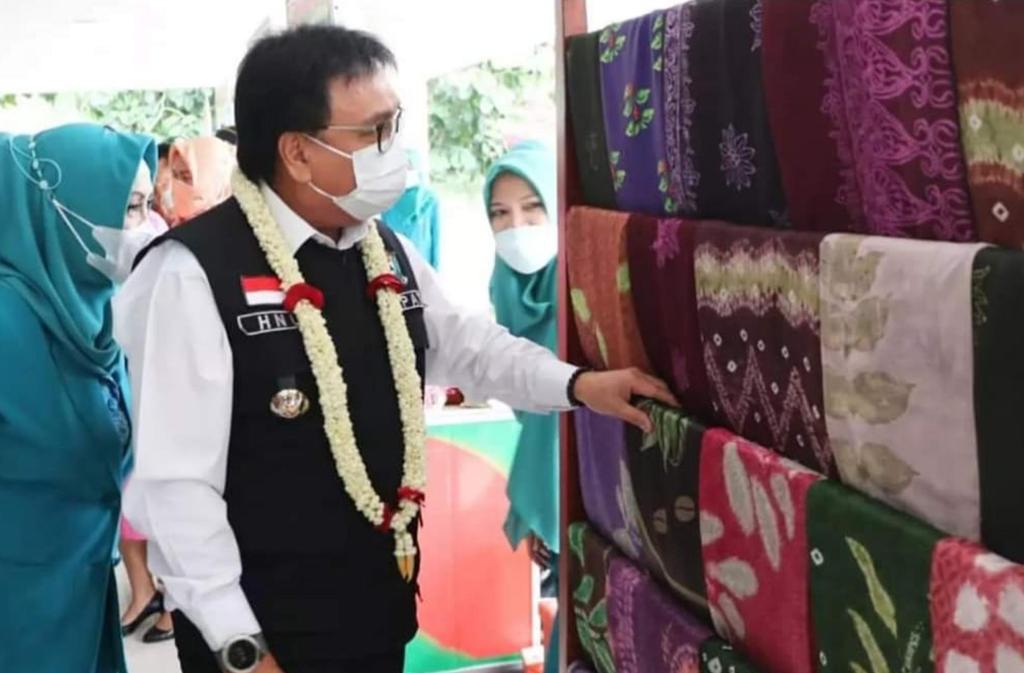 Manfaatkan Limbah Pabrik Jadi Pewarna Alami Batik