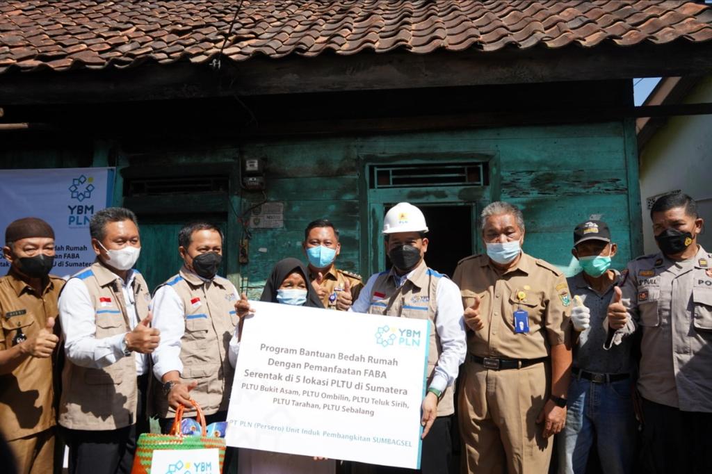 PLN Bedah Rumah dengan FABA Serentak di 5 Lokasi PLTU di Sumatera