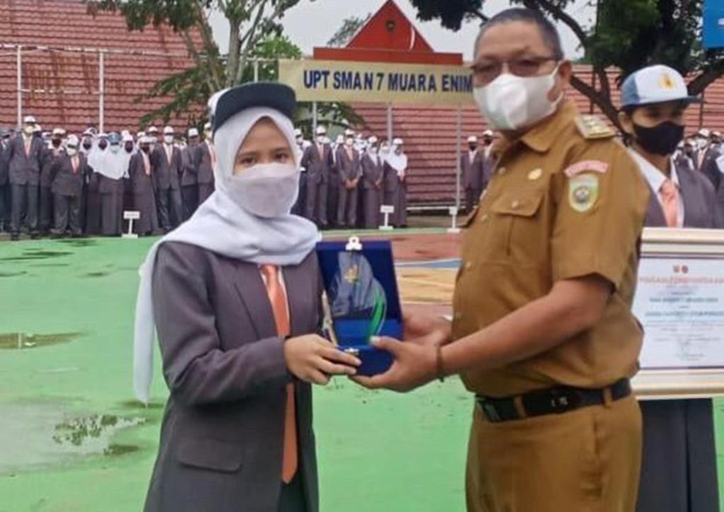 Siswi SMAN 2 Muara Enim Juarai English Speech Competition se-Pulau Sumatera