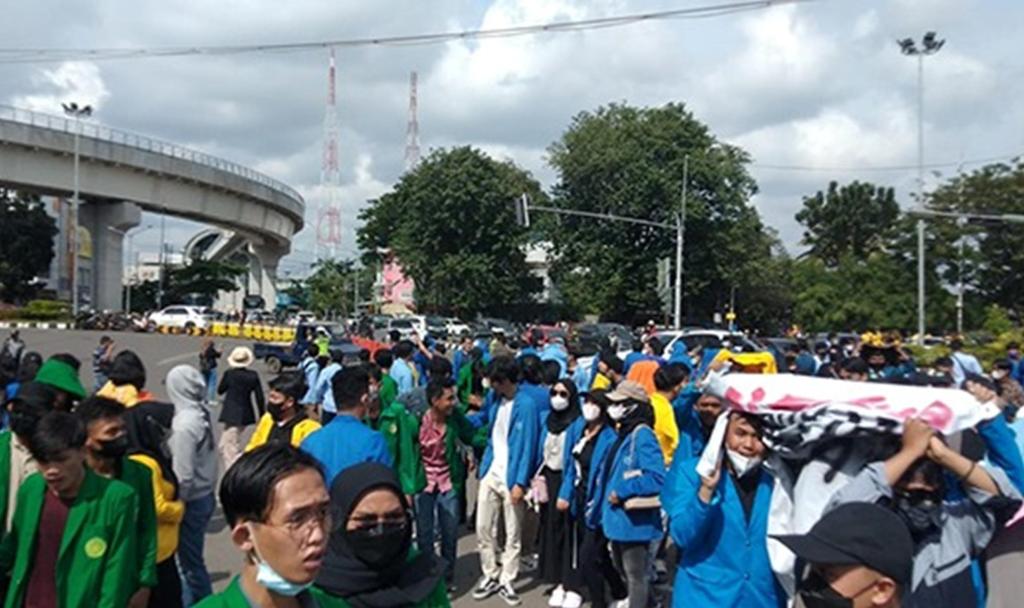 Mahasiswa Blokade Jalan Hingga Kawat Berduri Dibuka