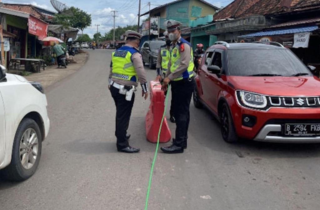 Atasi Kemacetan di Perlintasan Kereta Api Desa Ujan Mas, Polisi Pasang Barrier