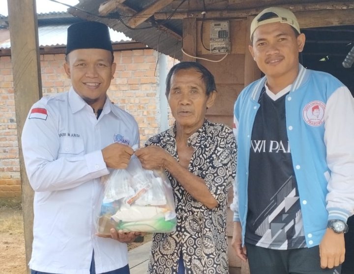 Bagikan Puluhan Paket Sembako untuk Warga Kurang Mampu di PALI