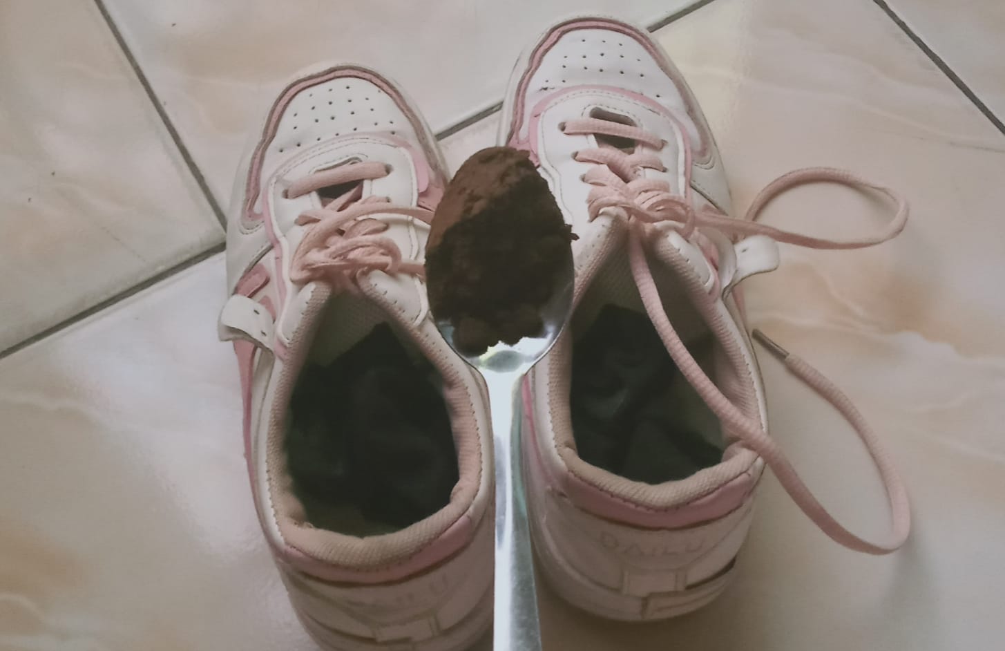 Taruh Aja Bubuk Kopi Kering di Sepatu, Bau Tak Sedap Dijamin Hilang
