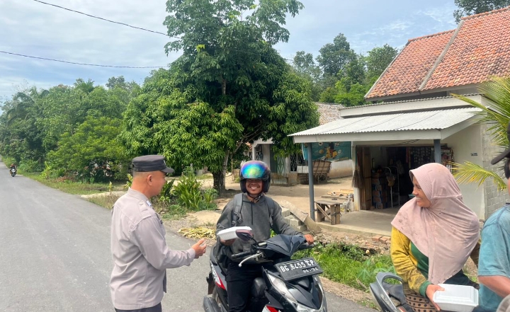 Jumat Berkah-Polisi Menyapa: Anggota Polsek Rambang Bagikan Nasi Kotak