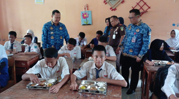 Tinjau Makan Bergizi Gratis Perdana, Pj Bupati Muara Enim Harap Anak-anak Dapat Gizi yang Baik