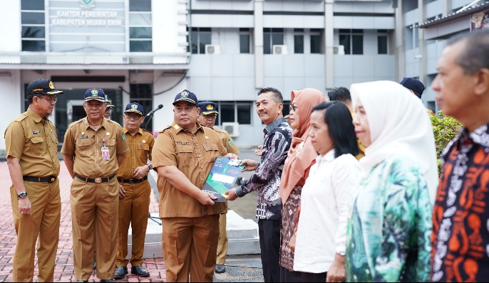 Apel Perdana Awal Tahun, Sekda Muara Enim Serahkan SK Pensiun Pegawai