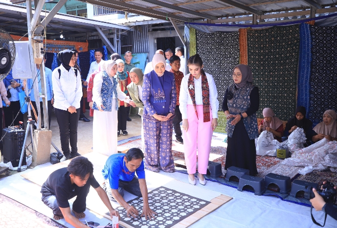 Dukung Penuh Perajin Lokal, Selvi Gibran Borong Kain Khas Sumsel