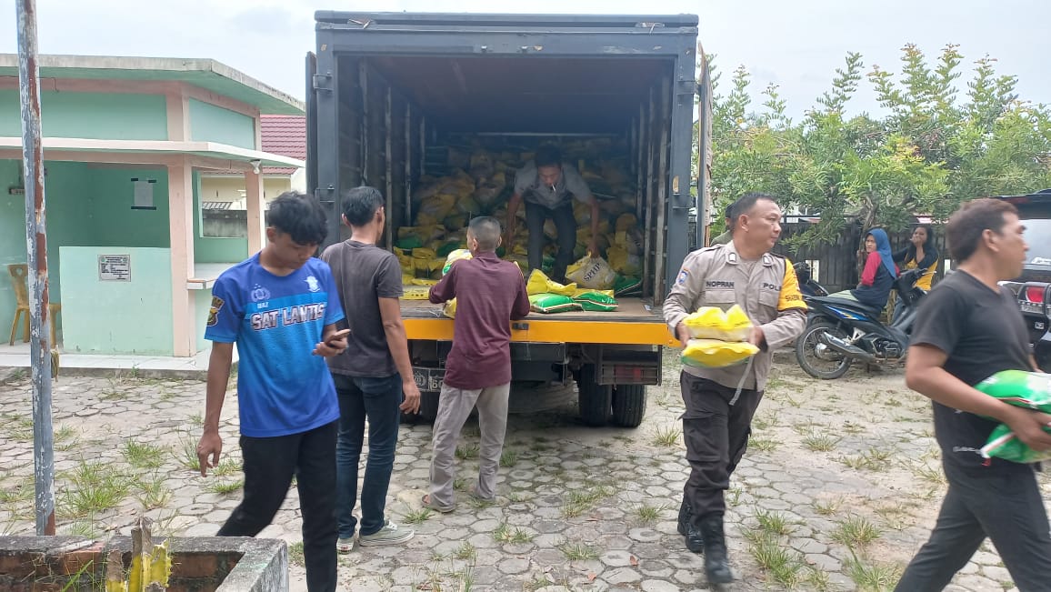 Polsek Rambang Salurkan 4 Ton Beras Murah untuk 800 Warga