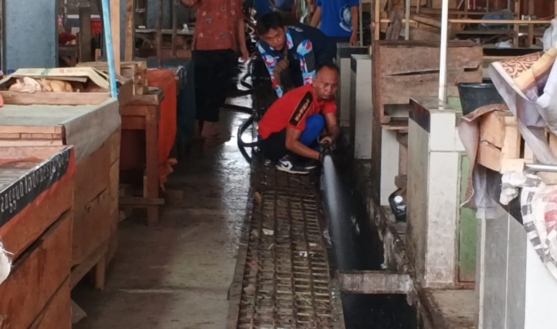 Saluran Got Mampet, Tim Gabungan Bersihkan Sampah di Pasar Muara Enim