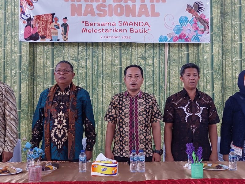 Peringati Hari Batik Nasional, SMAN 2 Rujukan Muara Enim Gelar Lomba Fashion Show dan Lukis Batik