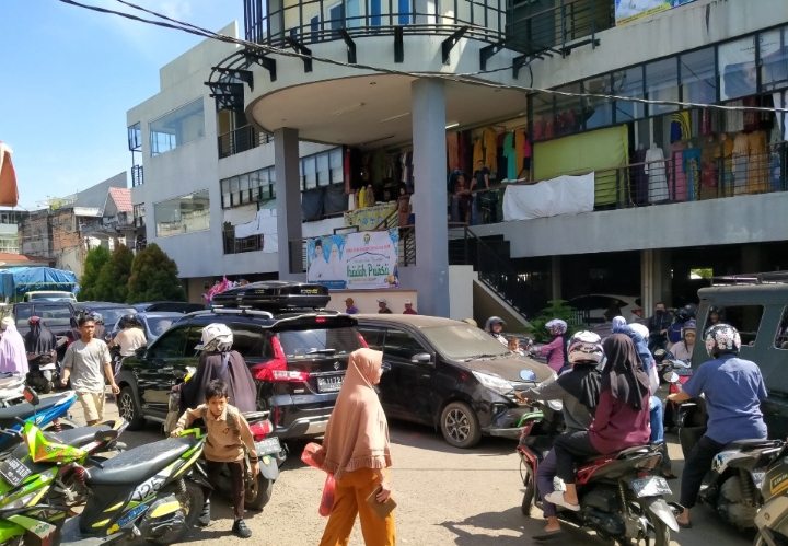 FOTO: Pengunjung Pasar Muara Enim Membludak, Jalan Macet