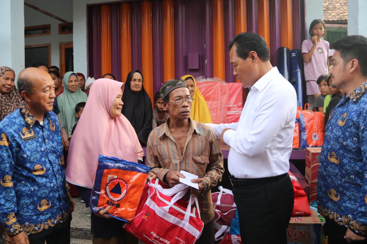 Bupati Edison Serahkan Bantuan untuk Korban Kebakaran Rumah di Muara Enim