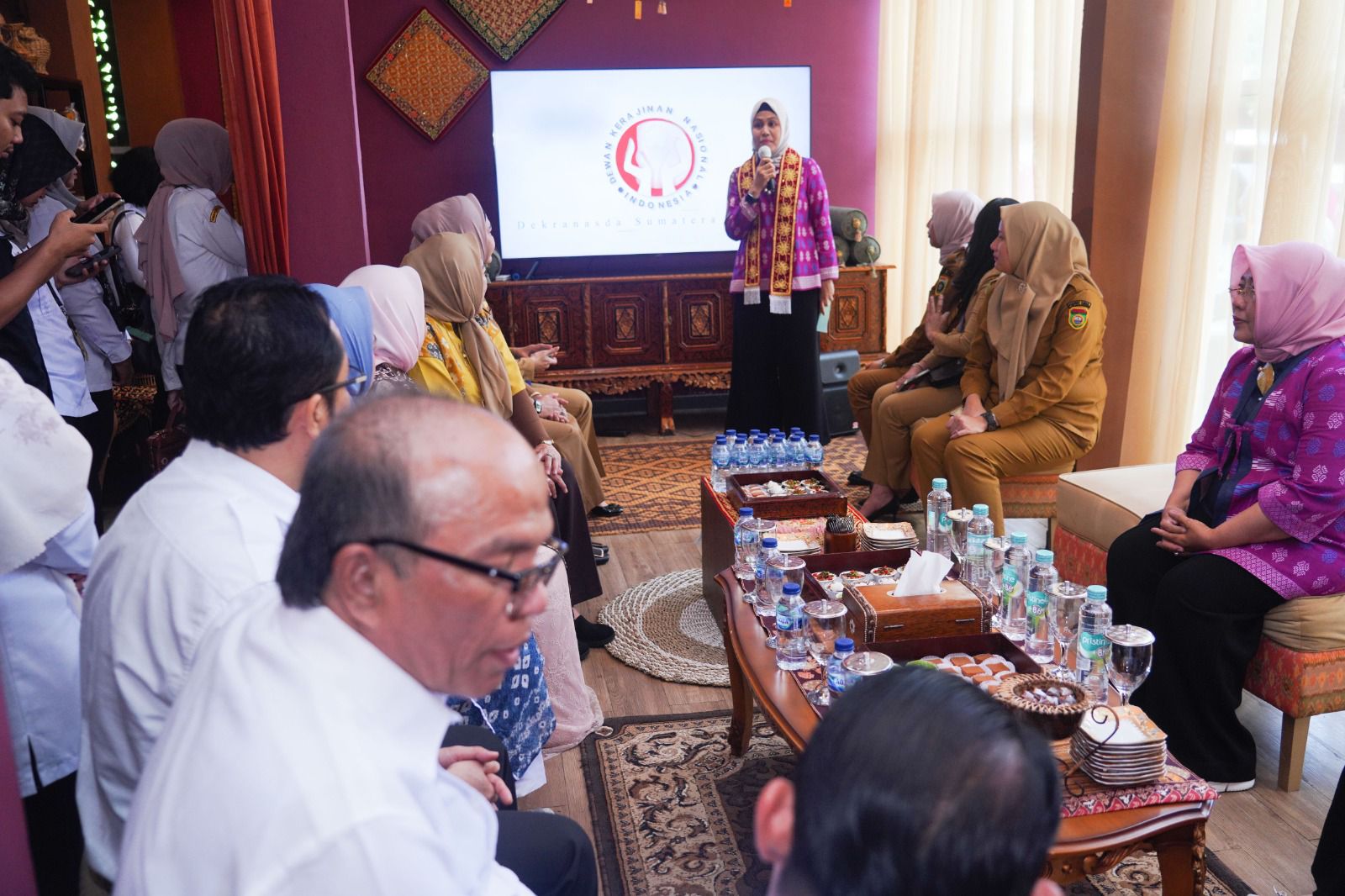 Pj Ketua Dekranasda Sumsel Pamerkan Koleksi Kriya Sriwijaya Kepada Pj Ketua Dekranasda NTB