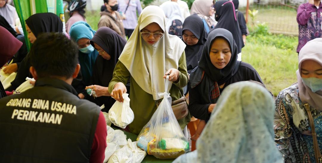 Ratusan Warga Tanjung Enim Serbu Sembako Murah