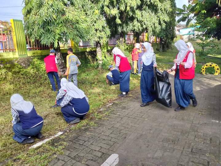Lihat Sampah Langsung Ambil Menjadi Budaya Siswa SMPN 2 Lawang Kidul Kabupaten Muara Enim