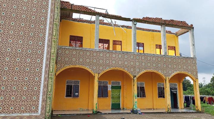 Diterjang Puting Beliung, Atap Pondok Pesantren di Muara Enim Melayang