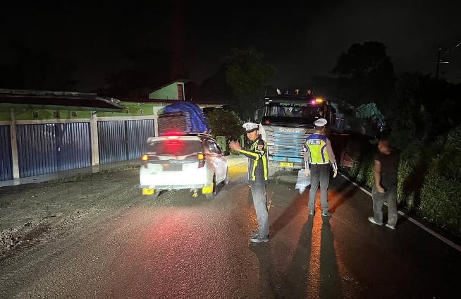 Anggota Satlantas Polres Muara Enim Gerak Cepat Atasi Kemacetan Akibat Truk Trailer Terperosok