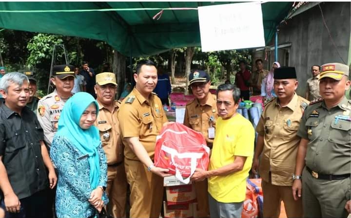 Pj Bupati Muara Enim Serahkan Bantuan Kepada Korban Kebakaran Rumah di Desa Pagar Dewa