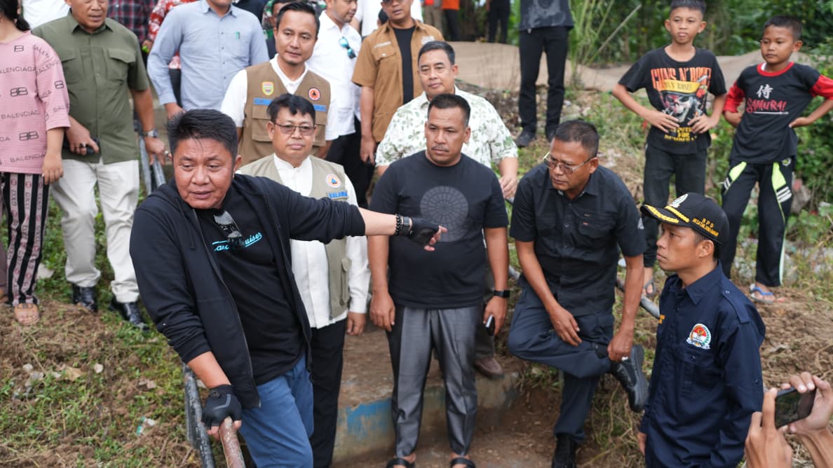 Gubernur Herman Deru dan Sekda Muara Enim Tinjau Debit Air Sungai Lematang