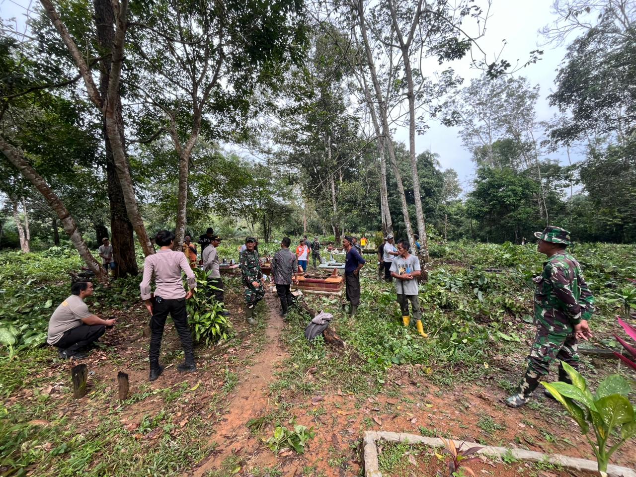 Sambut Ramadan, Polisi-TNI dan Warga Kompak Bersihkan TPU