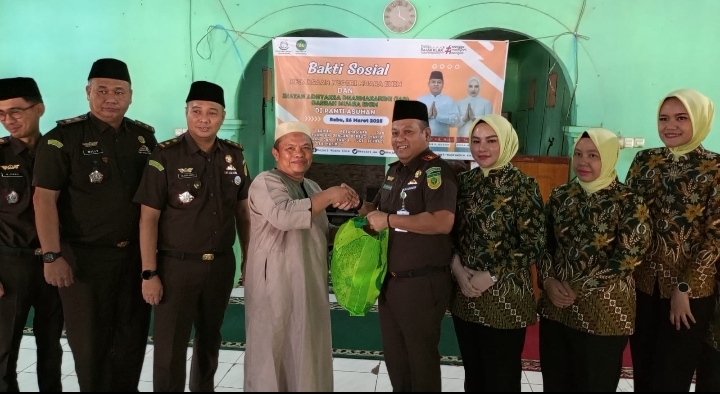 Kejari dan IAD Muara Enim Gelar Bakti Sosial Ramadan