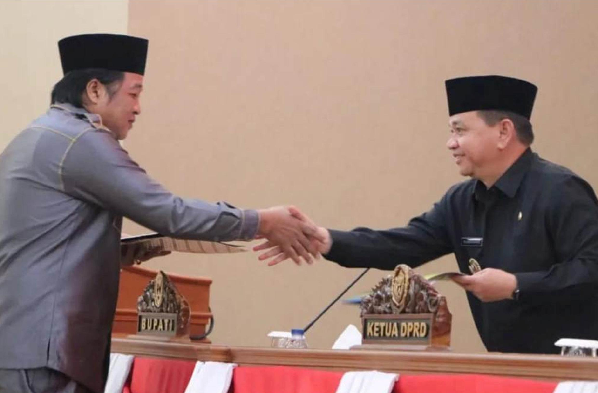 Bupati Kurniawan Sampaikan Jawaban Pemandangan Umum di DPRD Tentang 3 Raperda