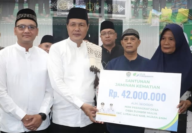 Safari Ramadan, Bupati Serahkan Santunan Rp42 Juta dan Bantuan Sosial
