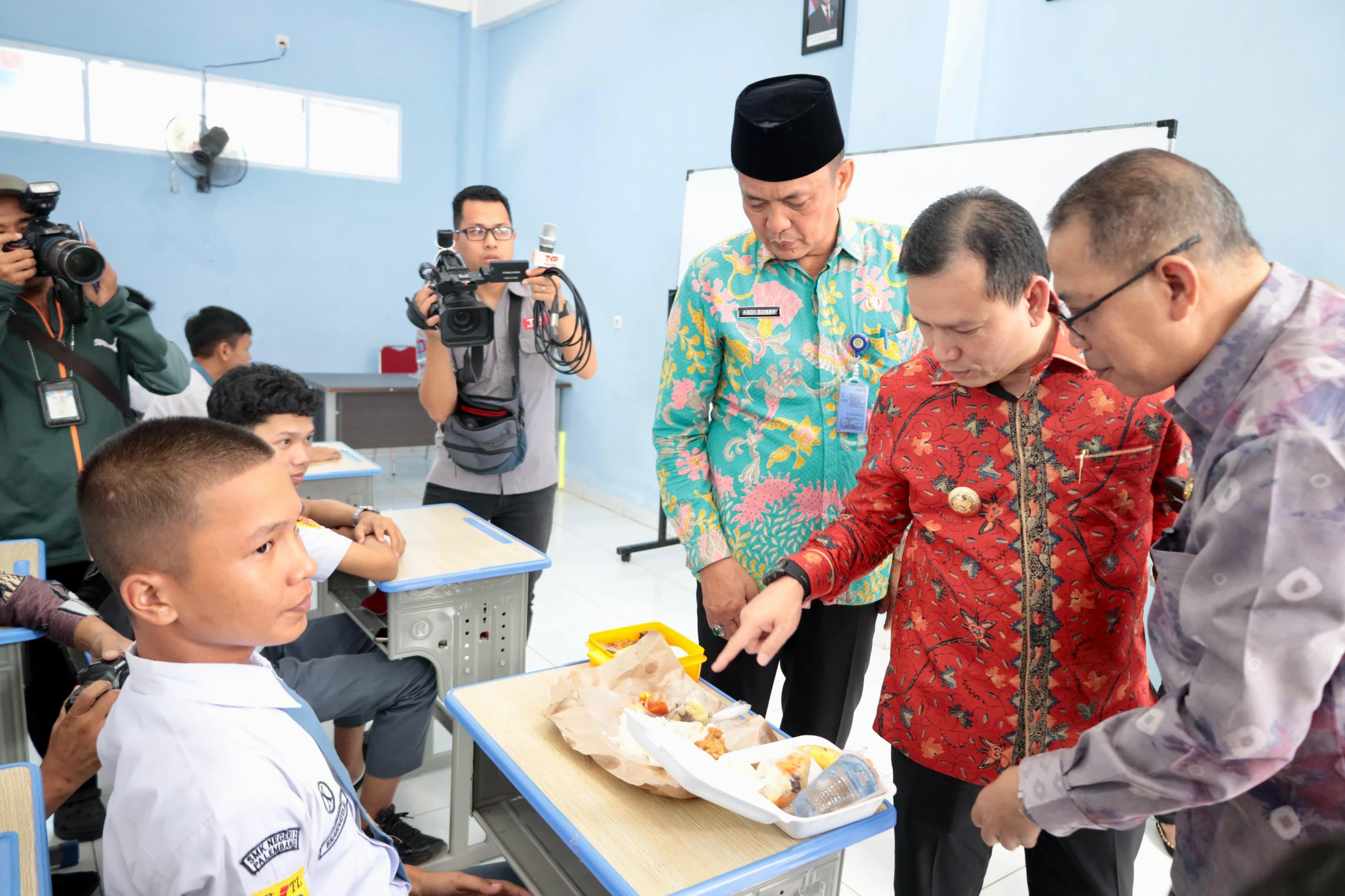 Pj Gubernur Dampingi Komisi II DPR RI Tinjau Simulasi Program Makan Bergizi Gratis di SMK Negeri 2 Palembang