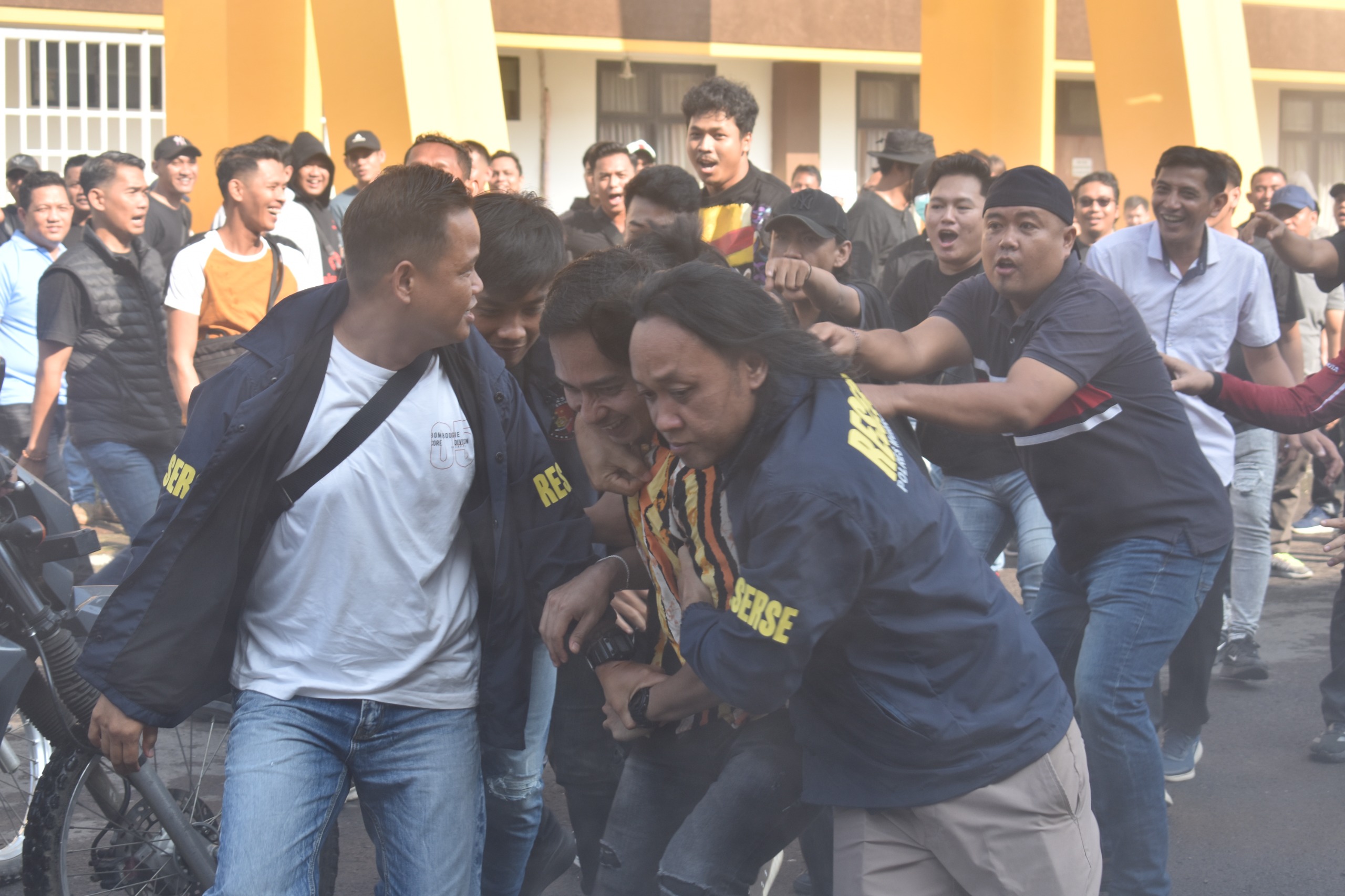 Massa Rusuh, Ini yang Dilakukan Polres Muara Enim