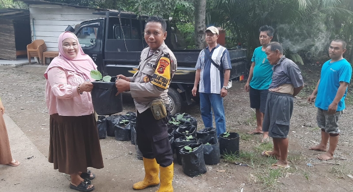 Dukung Ketahanan Pangan, Bhabinkamtibmas Polsek Lawang Kidul Bagikan Bibit Terong Ungu