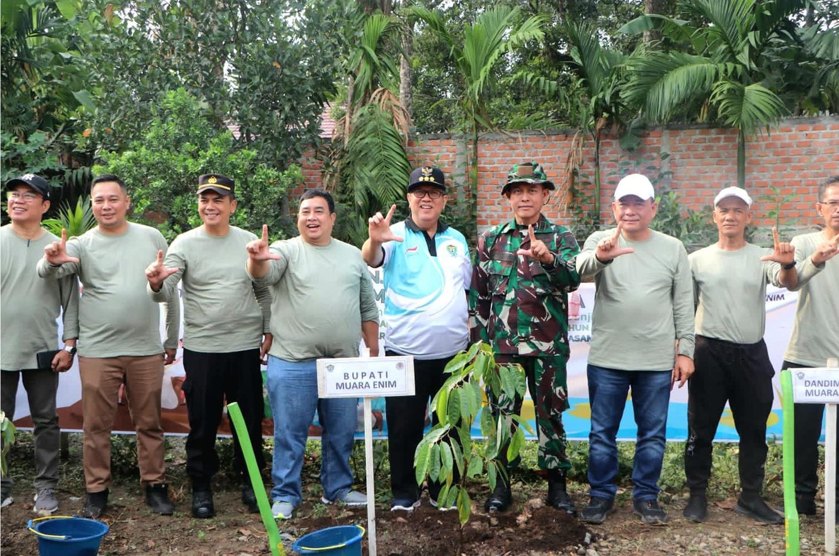 Pj Bupati Ahmad Rizali Ajak Stakeholder Bersihkan Sungai Enim dan Tanam Pohon