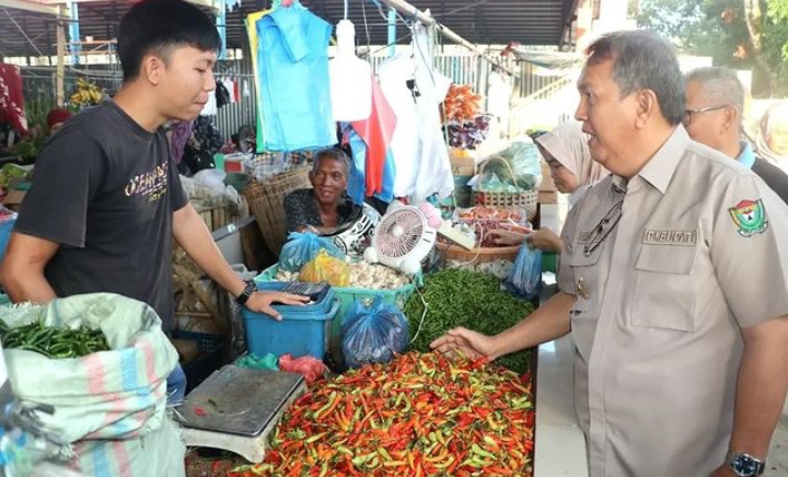 Bupati Muara Enim Sidak Pasar Jelang Natal, Segini Harga Cabai dan Bawang