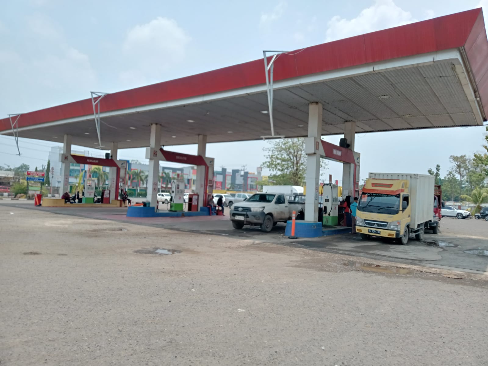 Antrean Kendaraan di SPBU Muara Enim Berangsur Normal