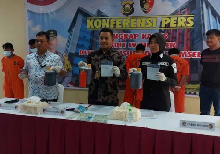 Polda Sumsel Kembali Ungkap Kasus BBM Solar Oplosan Ratusan Liter, 9 Orang Diamankan