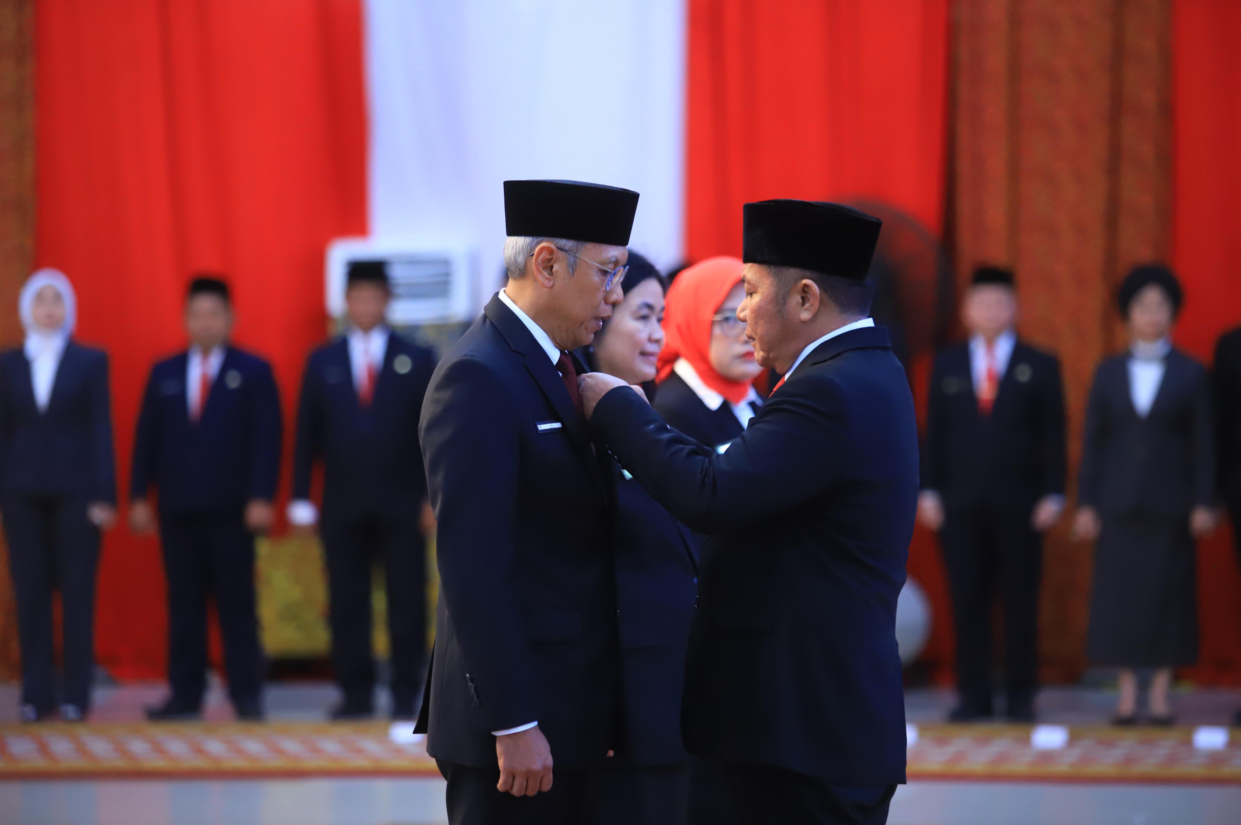 Gubernur Herman Deru Sematkan Satyalancana Karya Satya dari Presiden kepada 321 ASN Pemprov Sumsel