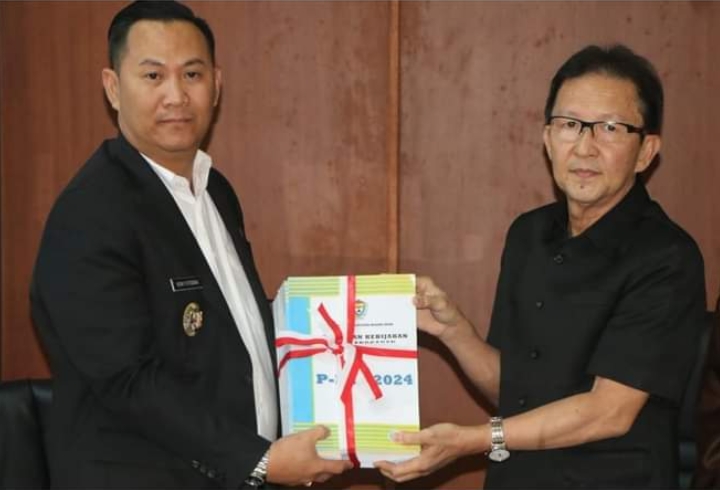 Pj Bupati Muara Enim Serahkan Dokumen Rancangan Perubahan KUA dan PPAS Tahun 2024